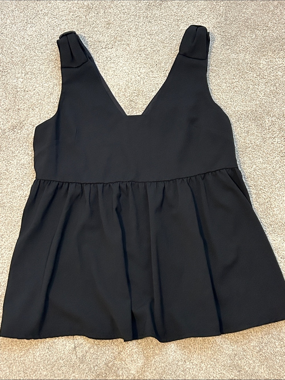 Pomander Place Black V-Neck Sleeveless Blouse size M (Tuckernuck)